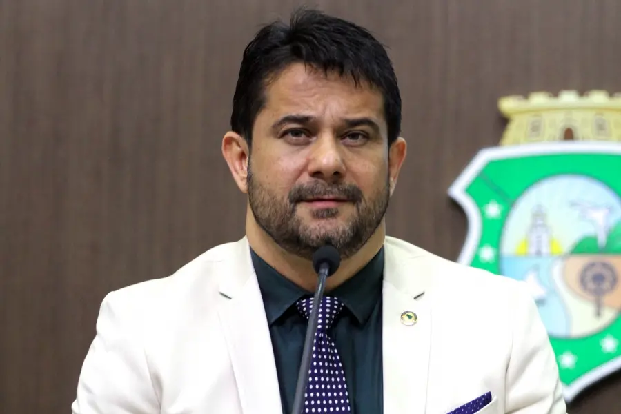 Imagem da notícia: MPCE apura suspeita de nepotismo no gabinete do deputado Apóstolo Luiz Henrique