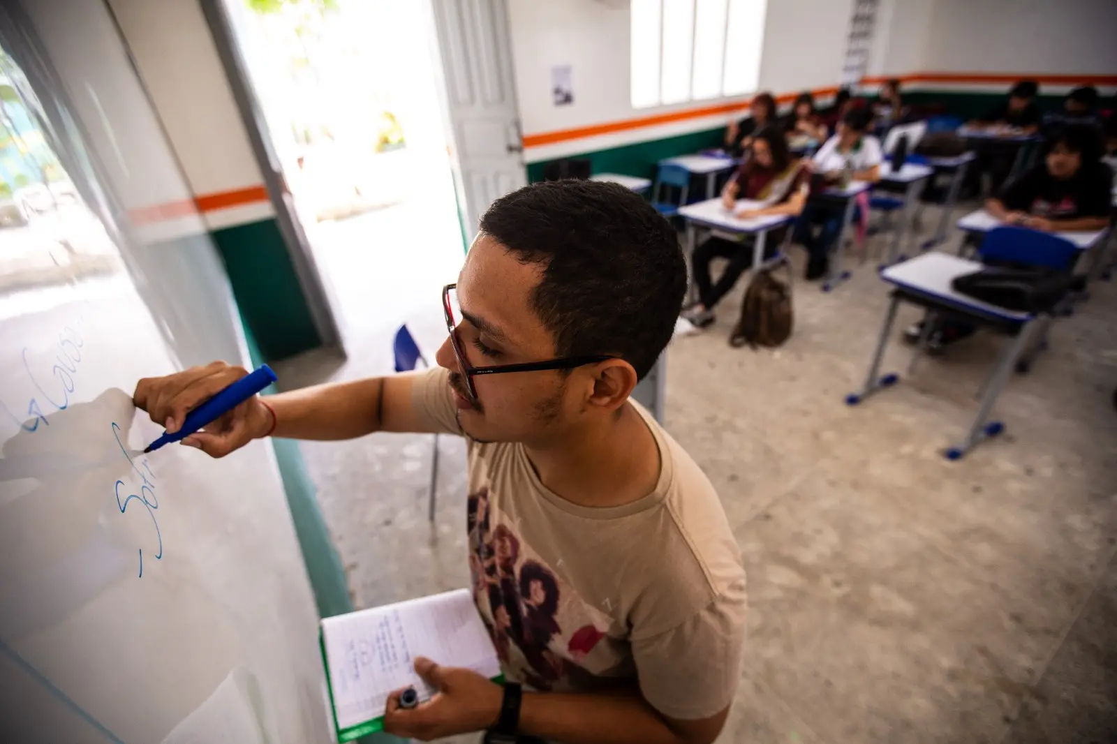 Imagem da notícia: ‘Pé-de-Meia Licenciaturas’: com bolsas de R$ 1.050 por mês, MEC quer atrair jovens para a formação de professores