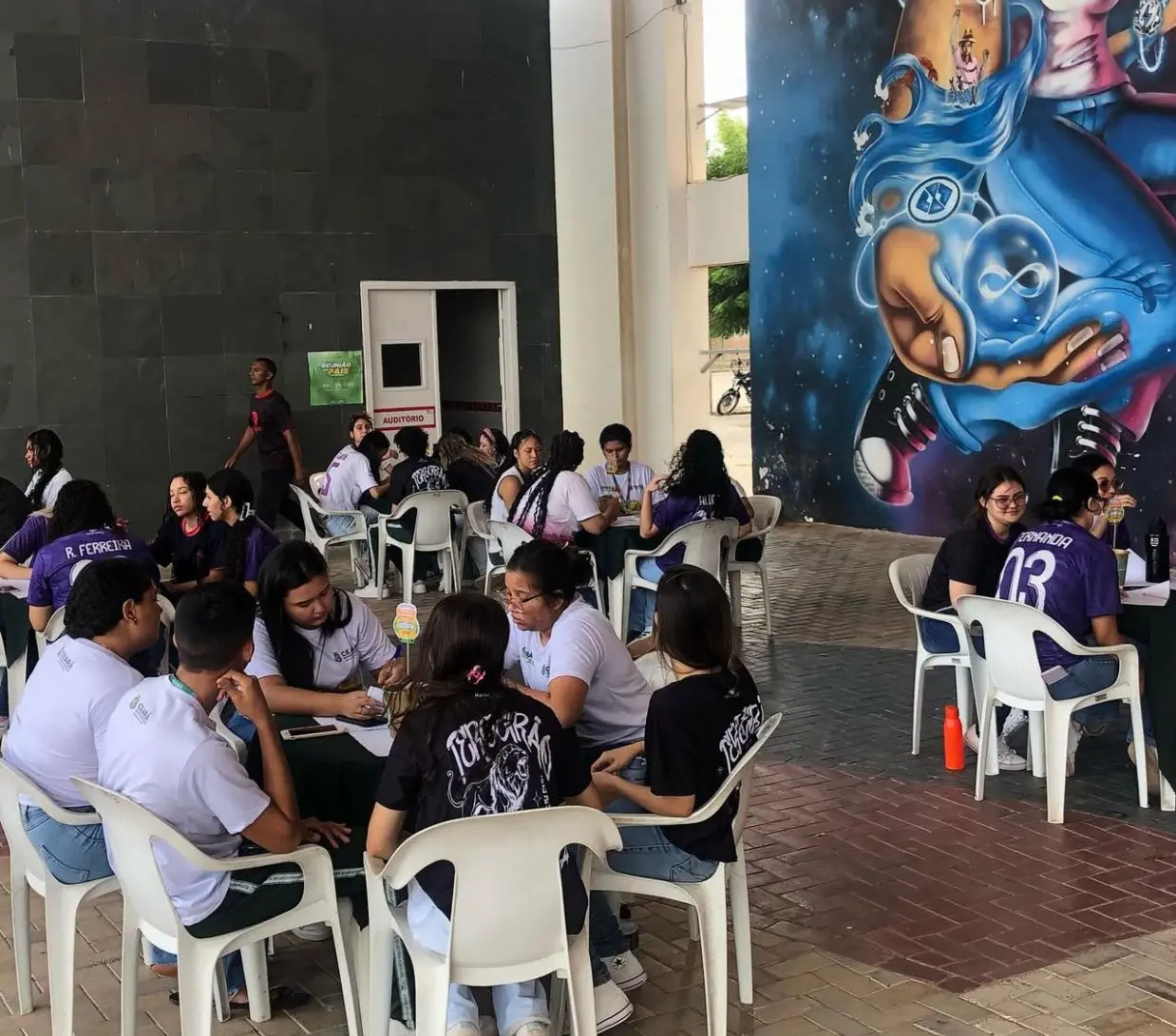 Imagem da notícia: Escola pública no interior do Ceará teve 80% dos alunos inscritos no Enem com nota acima de 900 na redação