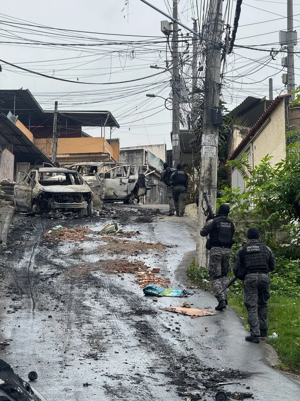 Imagem da notícia: Operação no Complexo do Alemão resulta em 3 mortes, 1 policial do Bope baleado e caveirão derrapando em óleo
