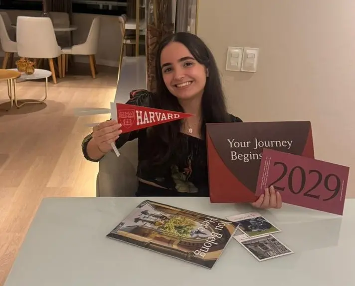 Imagem da notícia: Estudante cearense de escola pública militar é aprovada na Universidade de Harvard, nos EUA