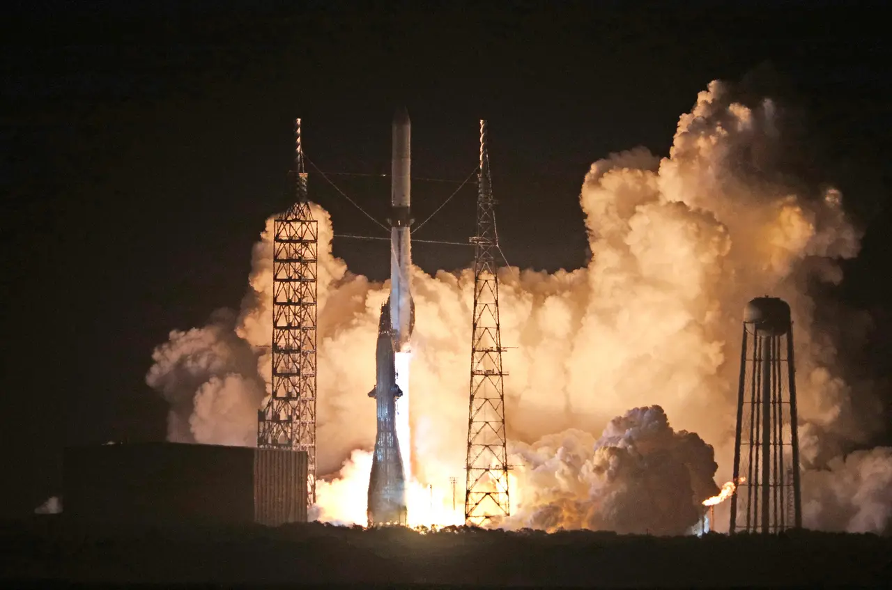 Imagem da notícia: Blue Origin, empresa do bilionário Jeff Bezos, coloca foguete em órbita pela primeira vez
