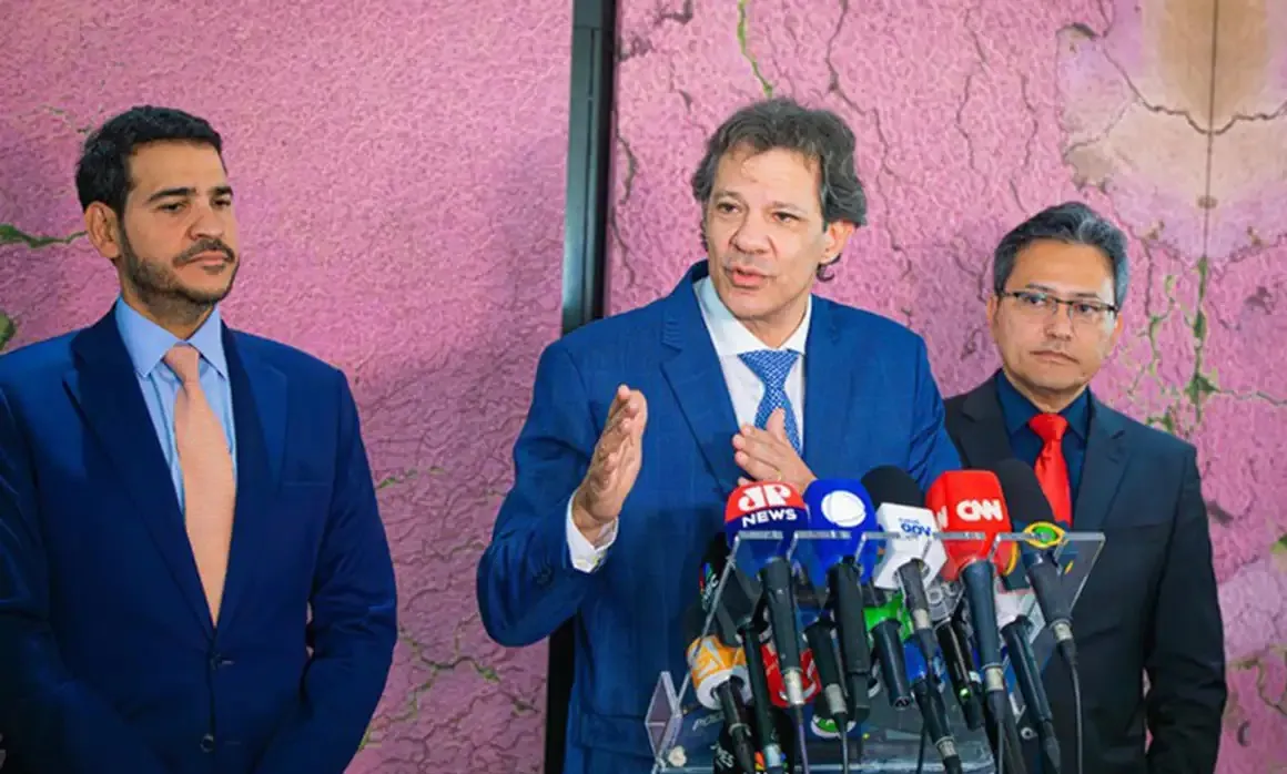 O ministro da Fazenda, Fernando Haddad, e o secretário especial da Receita Federal, Robinson Barreirinhas em coletiva sobre a revogação do pix