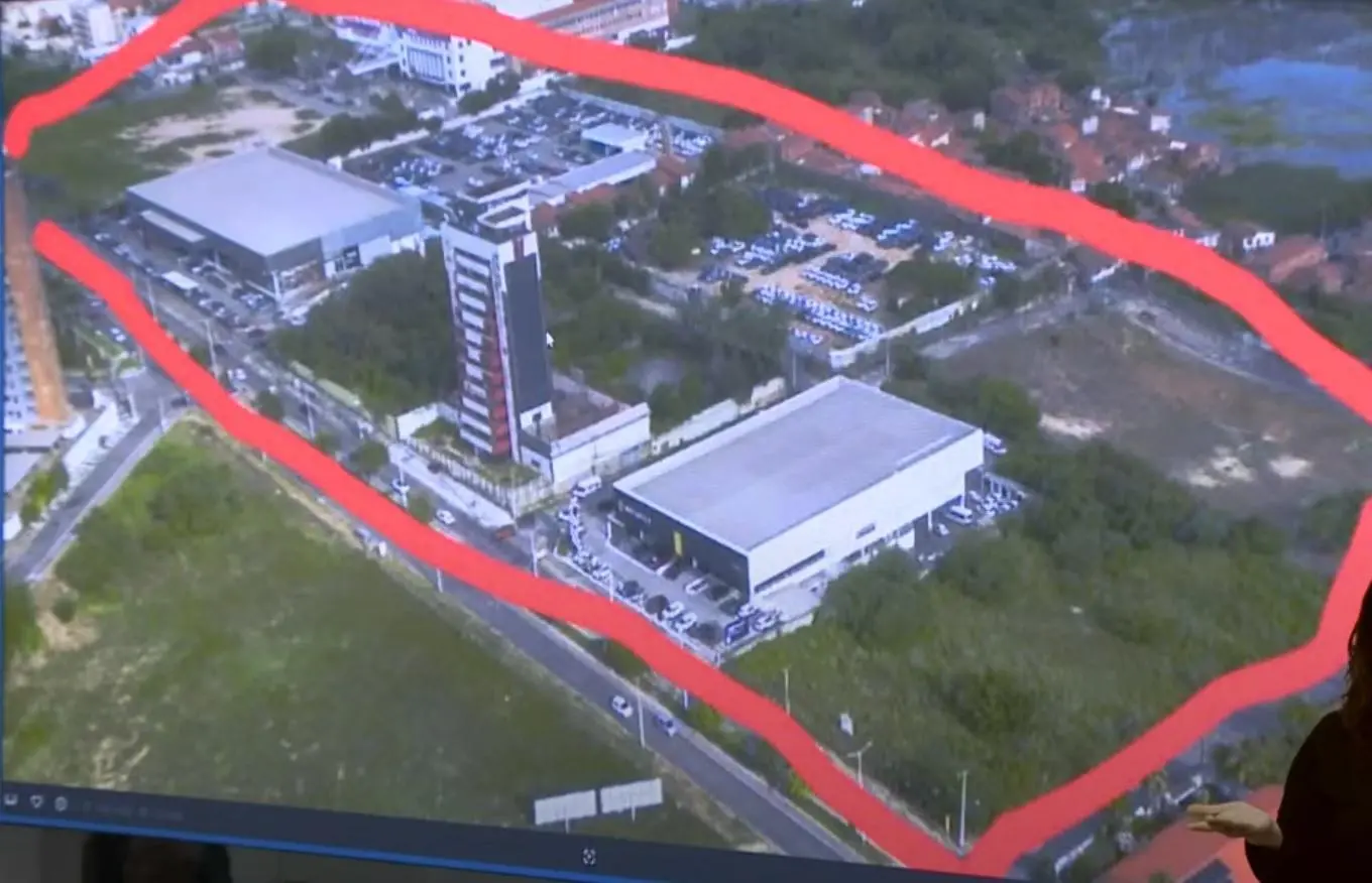 Imagem da notícia: Evandro Leitão veta projeto polêmico que retira proteção verde de área próxima a Av. Santos Dumont