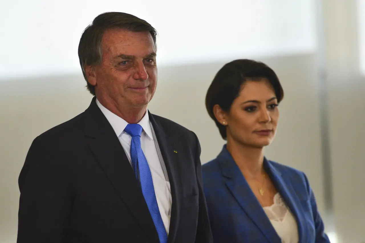Imagem da notícia: Bolsonaro anuncia que Michelle irá representá-lo na posse de Trump nos Estados Unidos