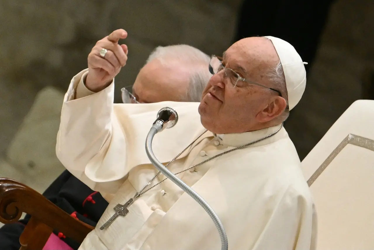 Imagem da notícia: Papa Francisco cai e machuca braço direito, diz Vaticano; saiba estado de saúde do religioso