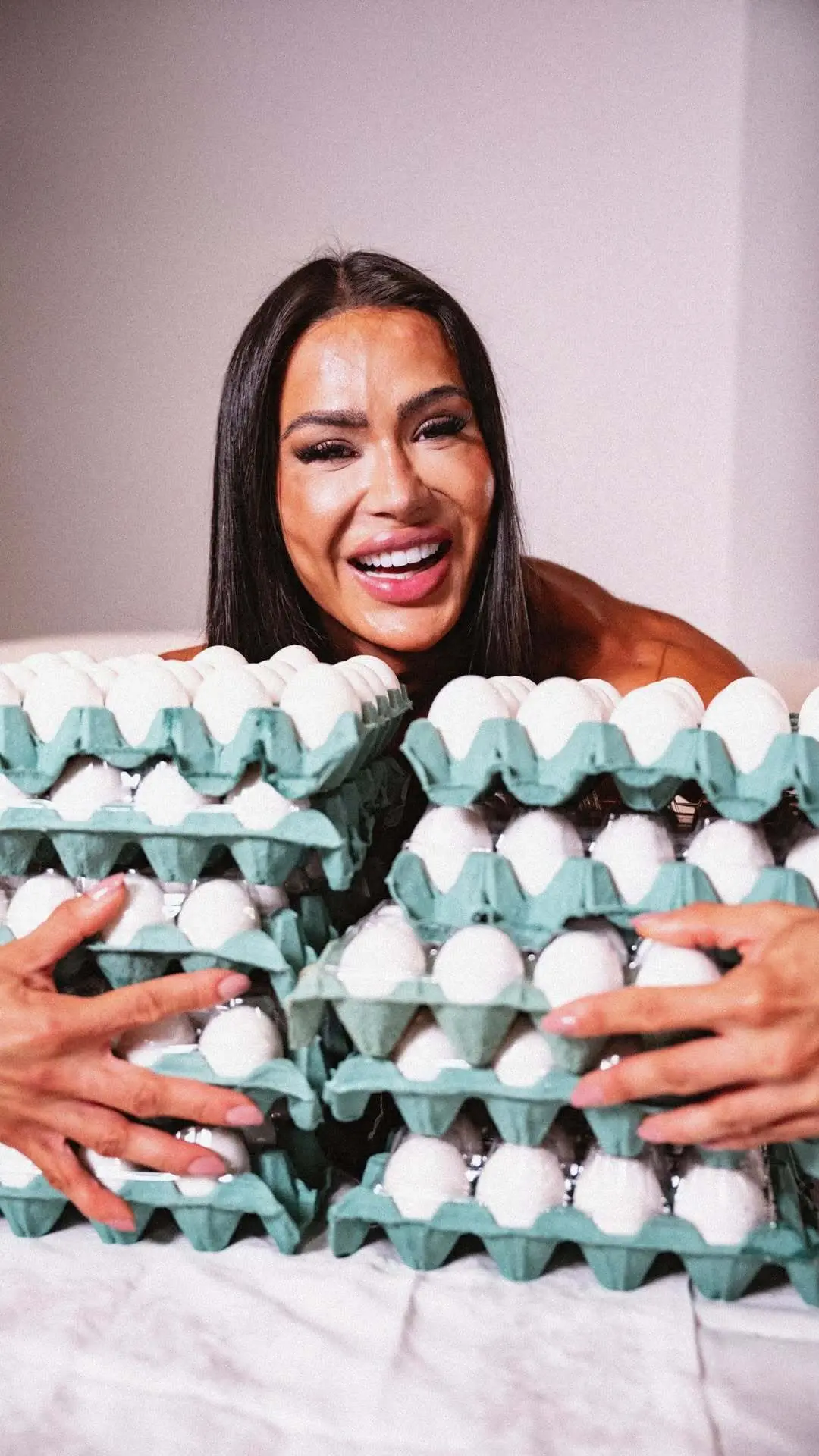 Imagem da notícia: Com Gracyanne na Xepa, grupo compra 320 ovos e 15kg de carne para a semana