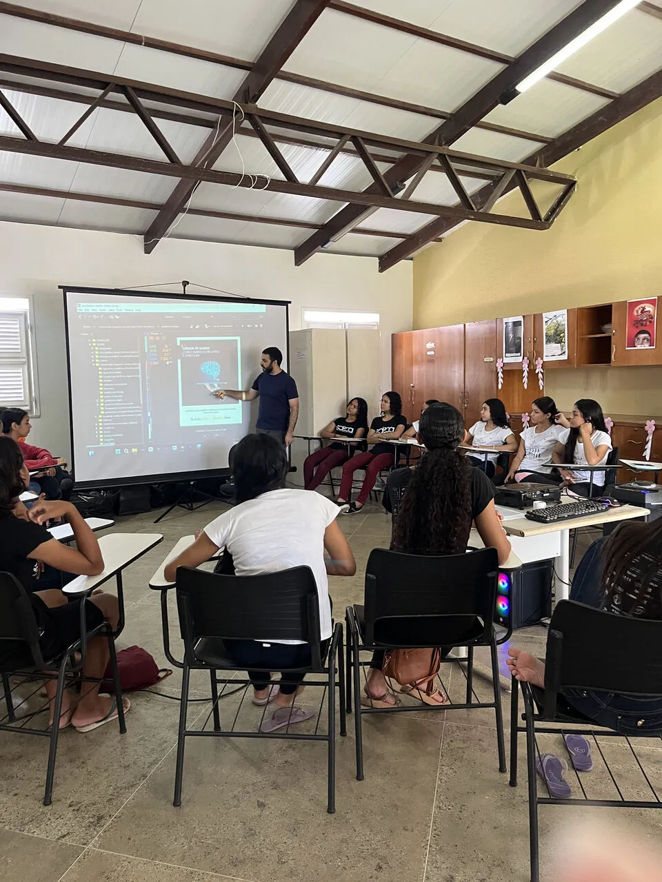 Apoio à educação formal e programa de nutrição e saúde fazem parte das estratégias de cuidado da escola