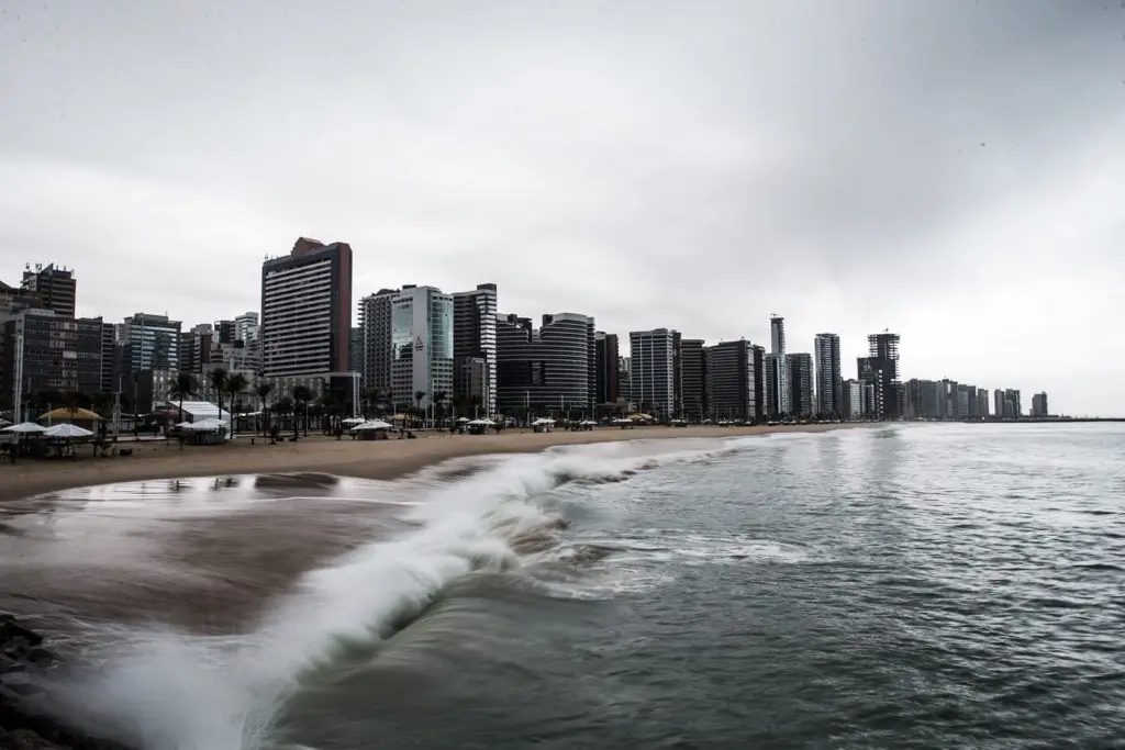 Imagem da notícia: Ceará tem 117 cidades do litoral e interior com aviso de chuvas para domingo (19); veja lista