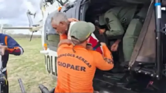 Imagem da notícia: Barragem rompe após fortes chuvas e comunidade fica alagada na zona rural de Independência; veja video de resgate