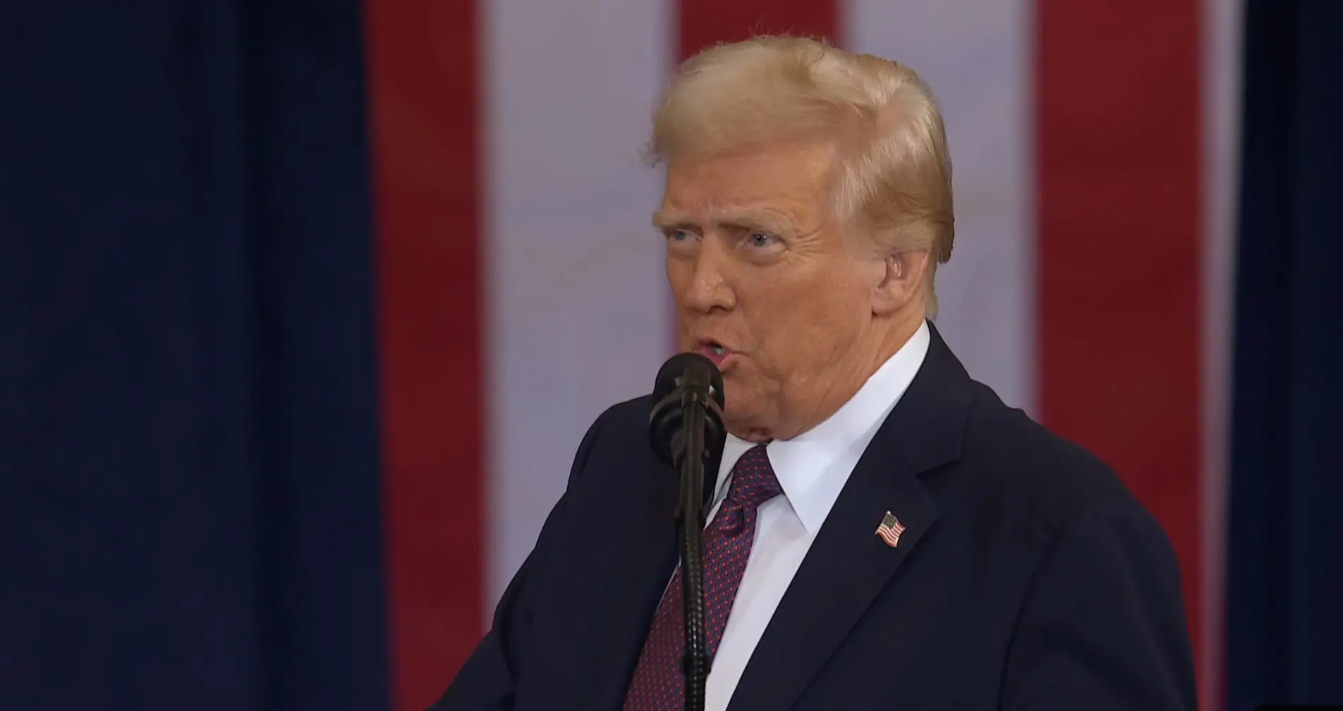 Imagem da notícia: Trump diz que mudará o nome do Golfo do México para 'Golfo da América'