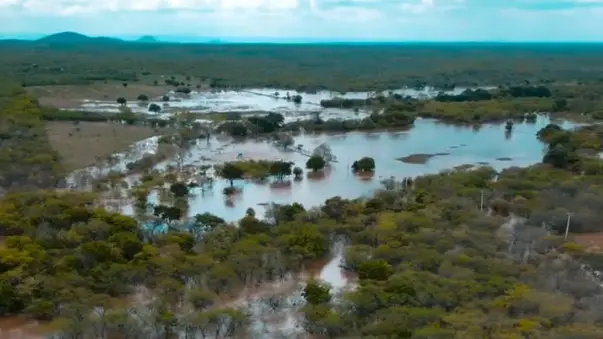 Imagem da notícia: Barragem que rompeu e deixou pessoas ilhadas no interior do Ceará era irregular, diz SRH