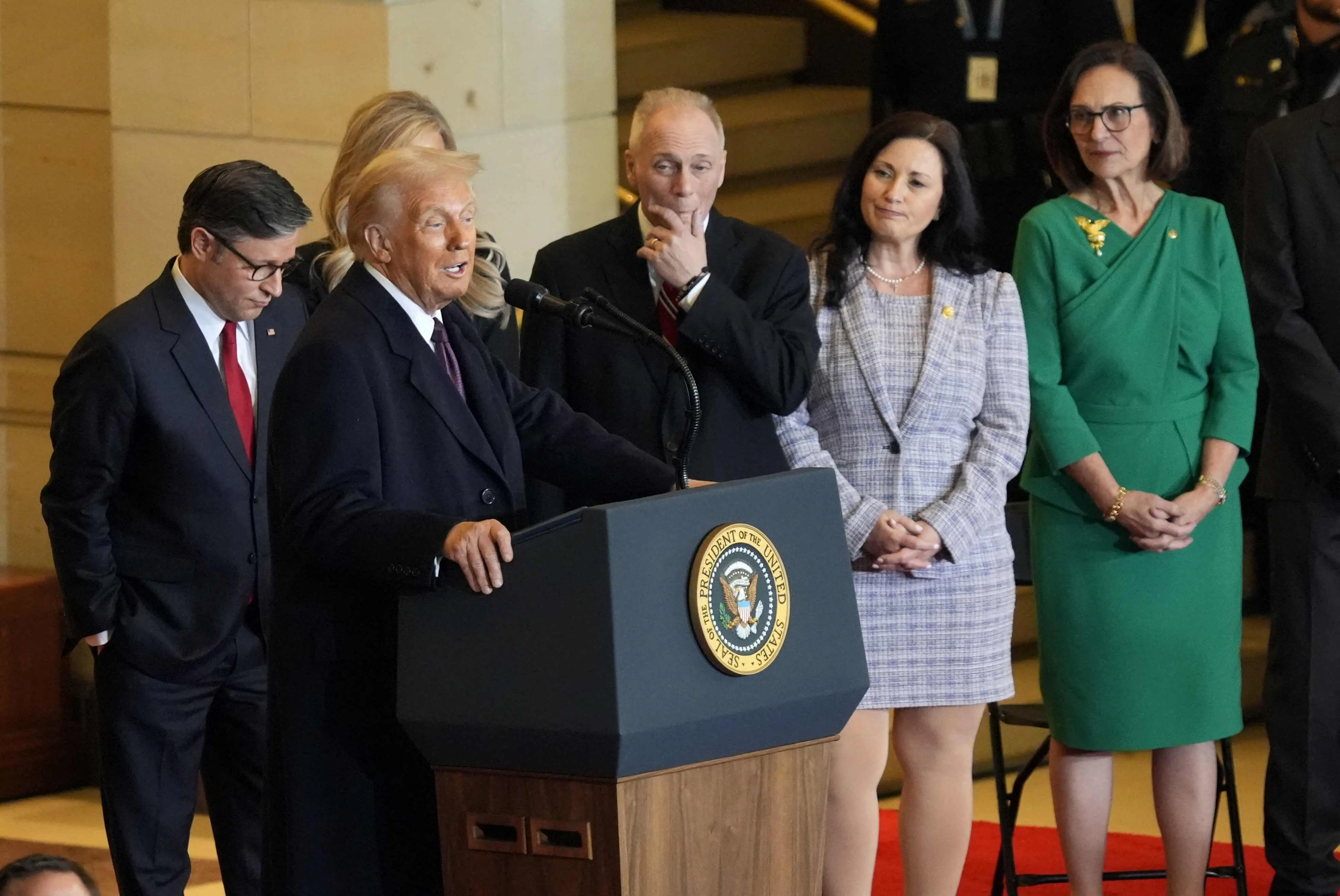 Imagem da notícia: Trump anuncia medidas sobre fronteiras e prega expansionismo em 1º discurso como presidente dos EUA 