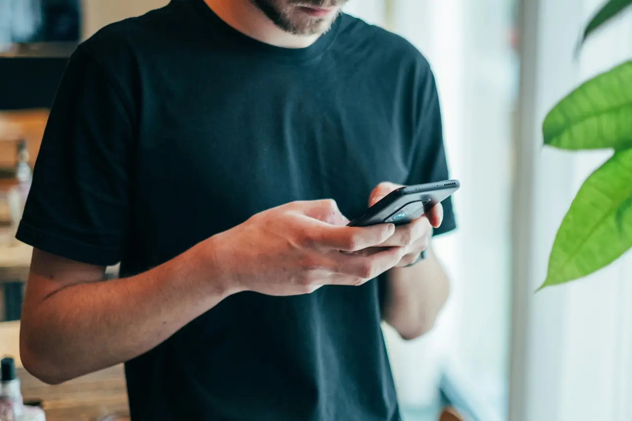 Imagem da notícia: Saúde mental: acesso a internet e a celular aumentam no CE e alertam para riscos de ‘dependência digital’