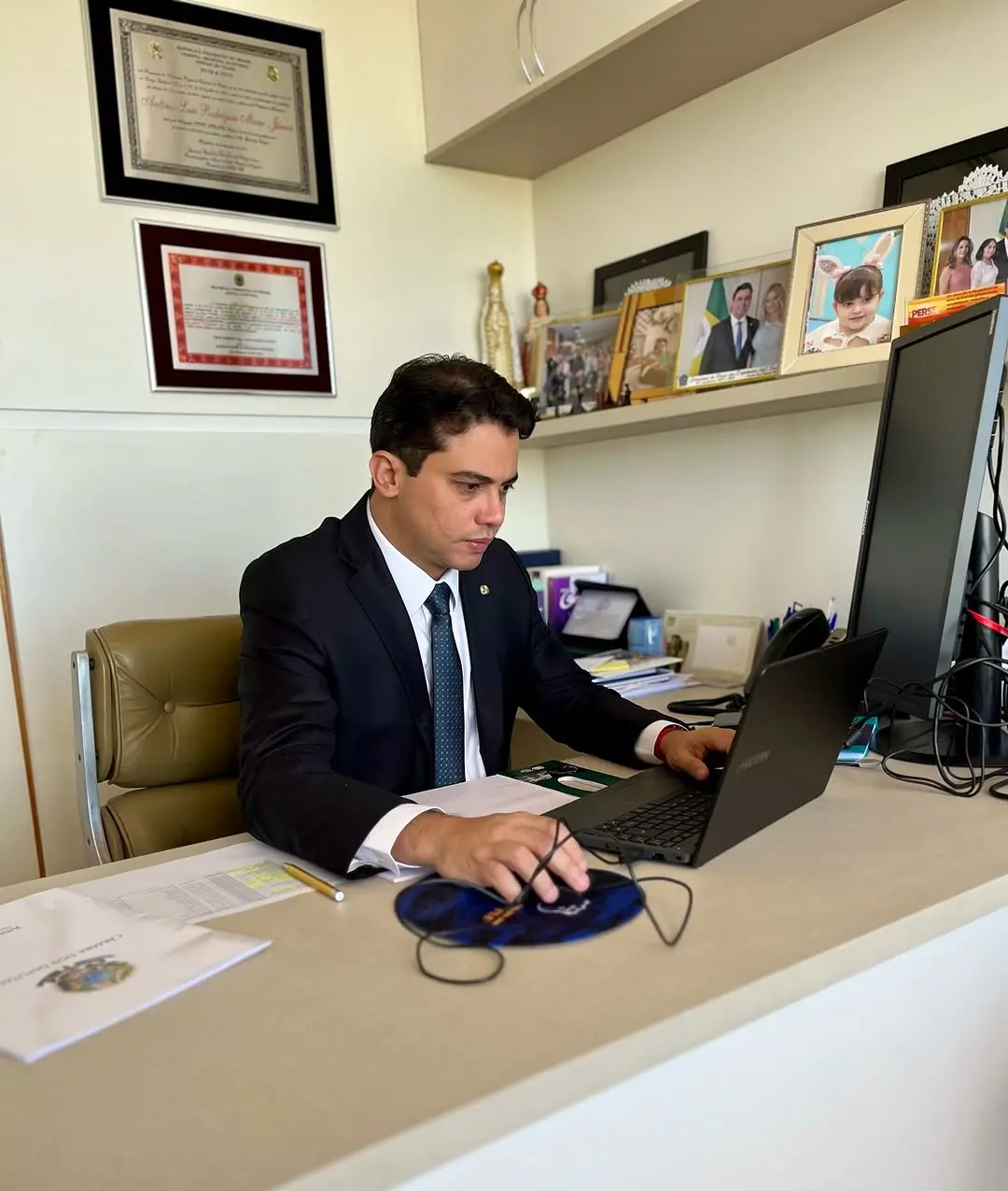 Imagem da notícia: Em meio a investigações da PF, Júnior Mano reassume mandato na Câmara após quatro meses de licença