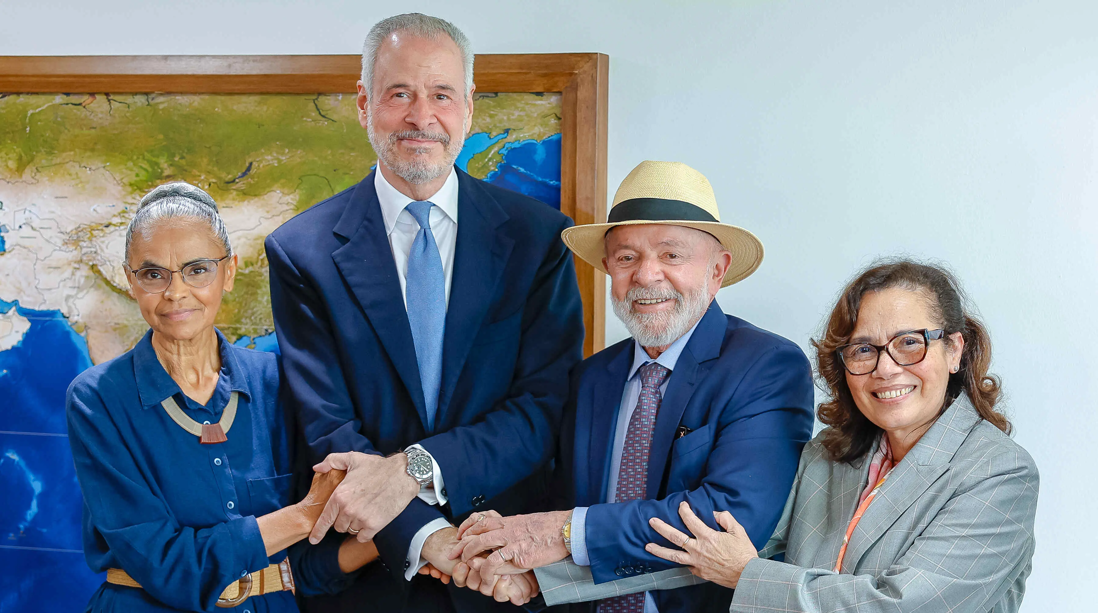 Imagem da notícia: Lula escolhe embaixador André Corrêa como presidente da COP30, em Belém
