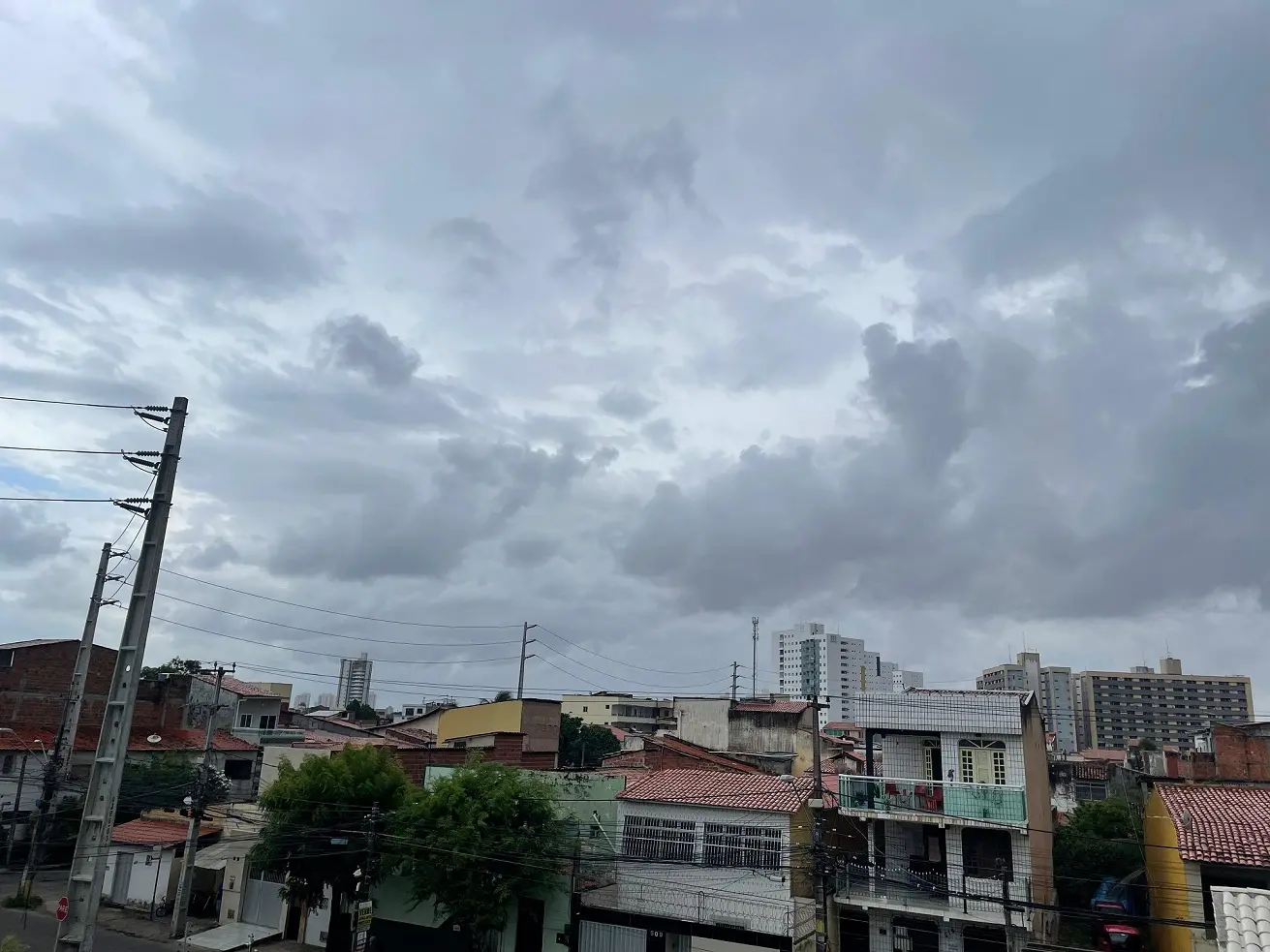 Imagem da notícia: Aviso do Inmet mantém condições de chuva para o Ceará até quinta-feira (23); veja cidades afetadas
