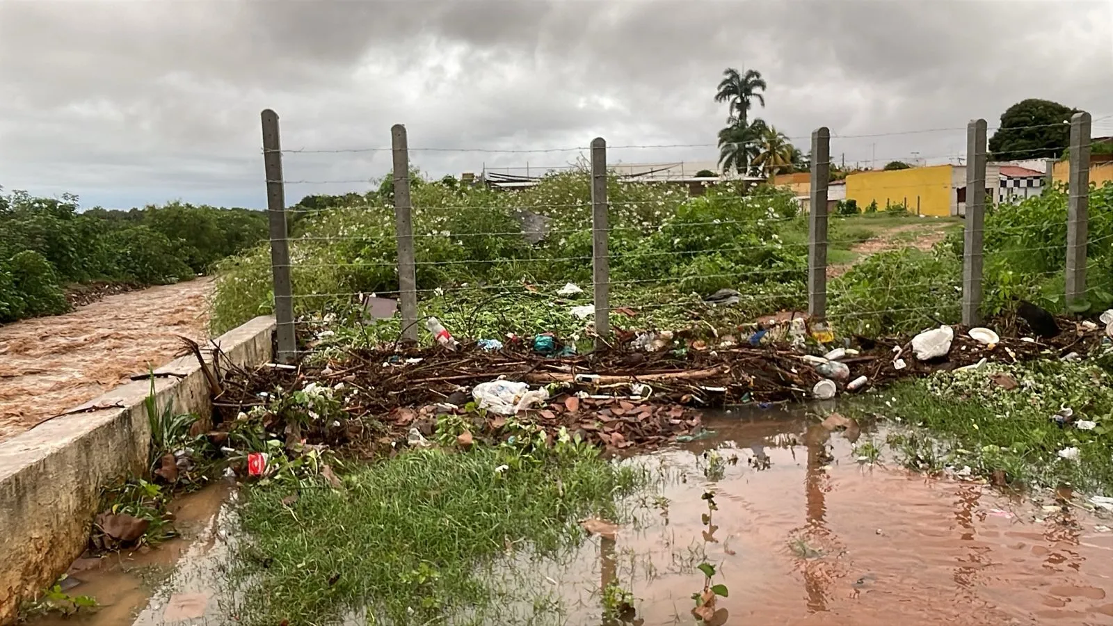 As chuvas agravaram a situação de pontos de lixo espalhados pelas cidades