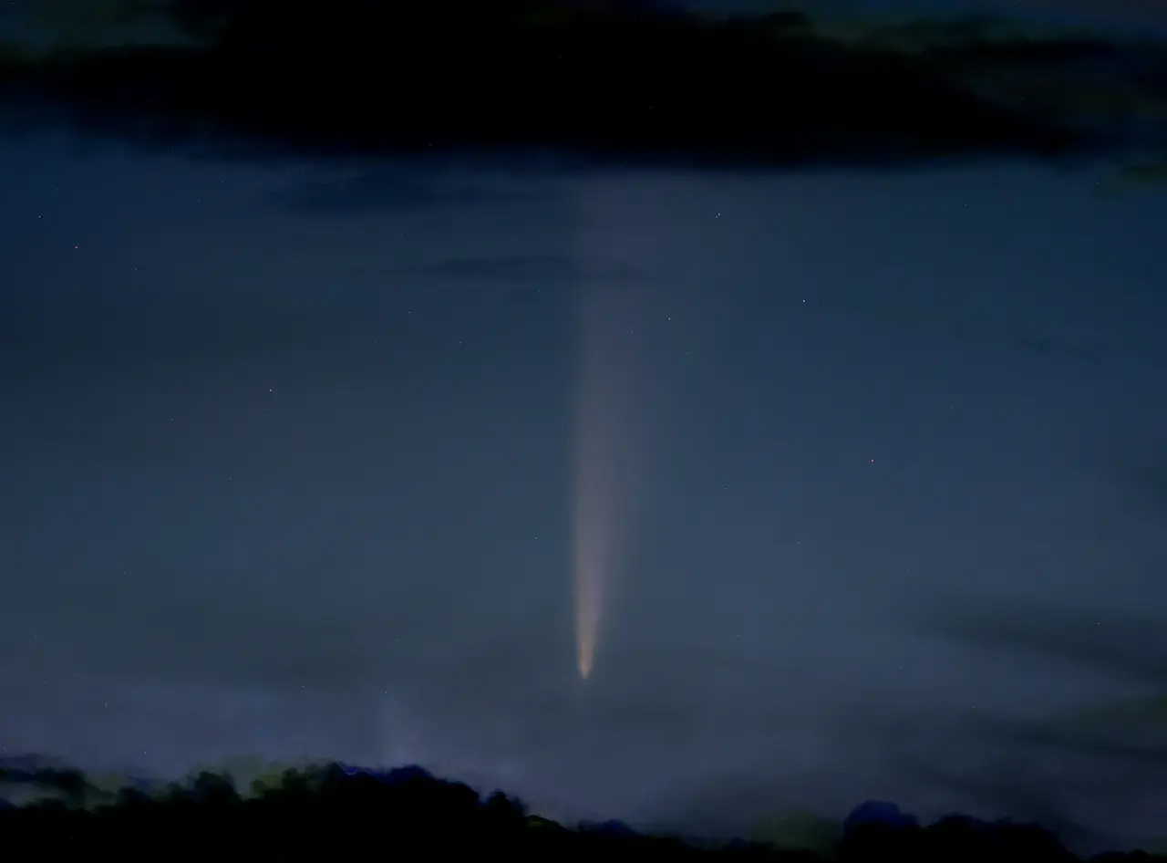 Imagem da notícia: Cearense fotografa cometa mais brilhante do que o cometa do século; veja imagem