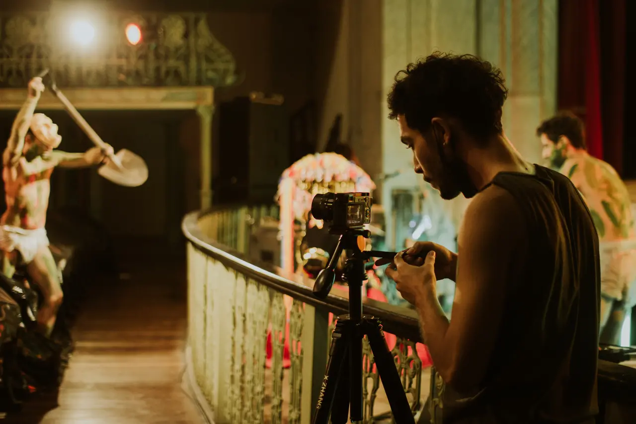 'Resumo da Ópera', que tem direção de Breno de Lacerda e Honório Félix e aproxima teatro e cinema, será exibido na Mostra Aurora da 28º Mostra de Cinema de Tiradentes