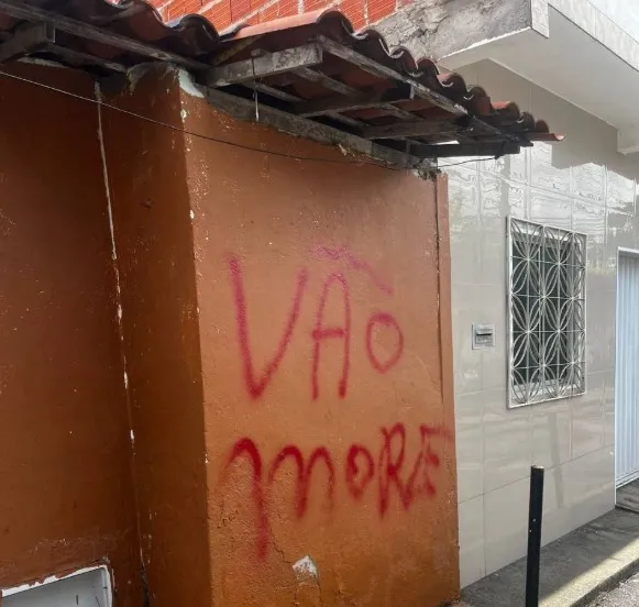 Criminosos picharam muros de residências