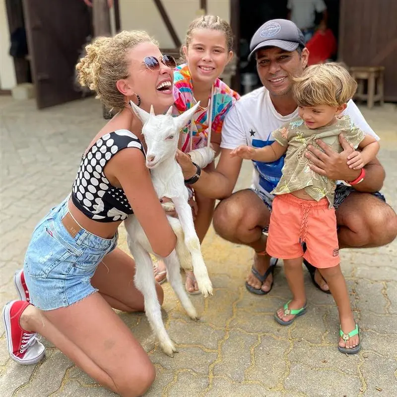Imagem da notícia: Debby Lagranha, ex-atriz mirim, fala sobre fim do casamento de 15 anos: 'seguir caminhos diferentes'