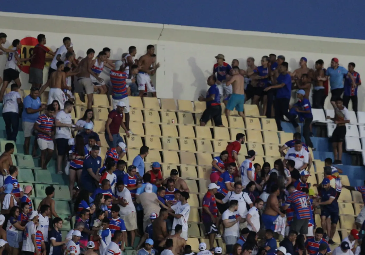 Torcedores do Fortaleza brigaram entre si durante no jogo contra o Horizonte, pela 2ª rodada do Campeonato Cearense