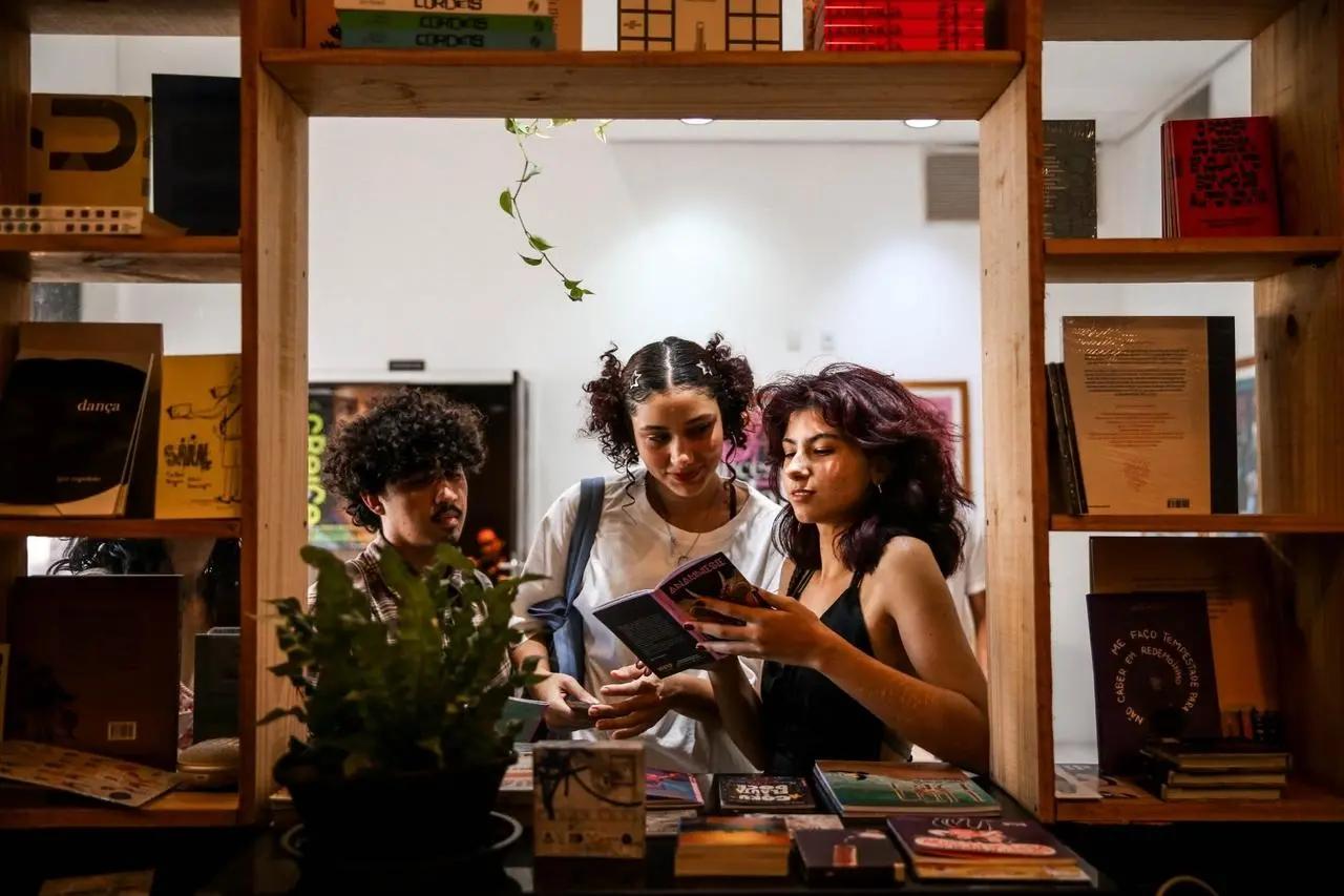 Imagem da notícia: Um dia frio, um bom lugar pra ler um livro: 10 cantinhos em Fortaleza para desfrutar da leitura nos dias de chuva