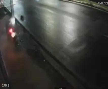Imagem da notícia: Dupla furta moto, é perseguida por PMs e, ao colidir com outro veículo, um dos suspeitos morre