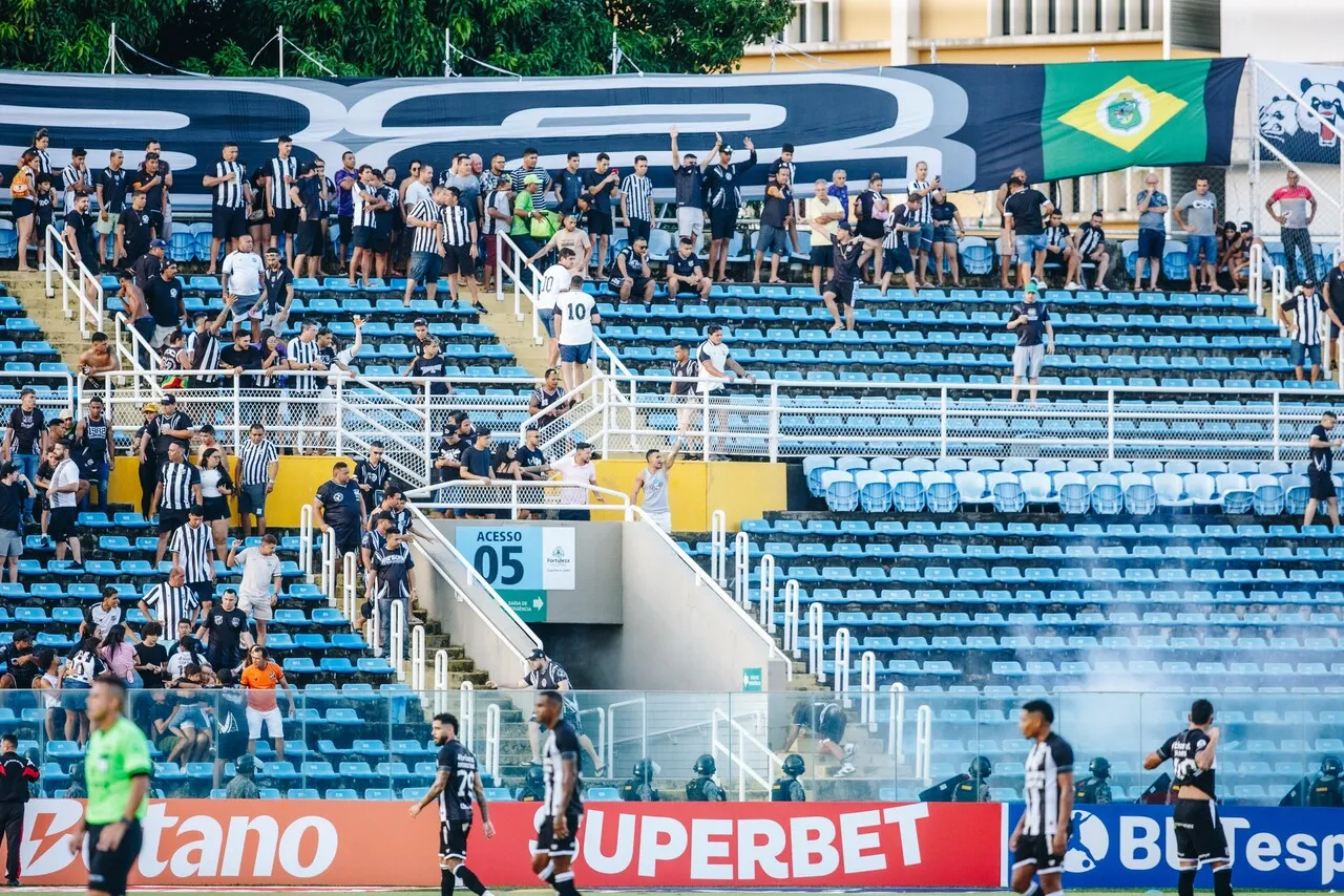 Confusão na torcida organizada do Ceará durante do jogo com Ferroviário no PV