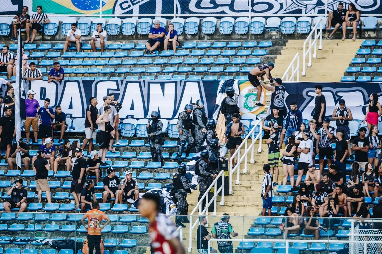 Confusão na arquibancada após brigas de organizadas do Ceará