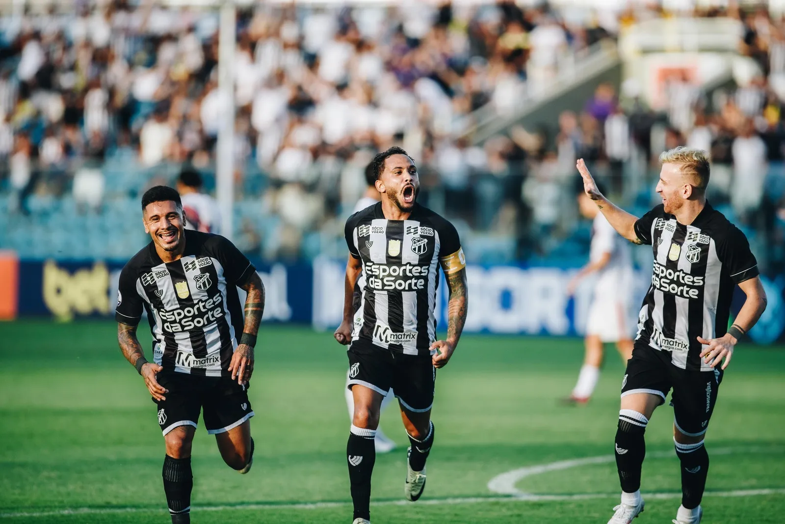 O meia Lourenço voltou ao time titular do Ceará e brilhou no Clássico da Paz