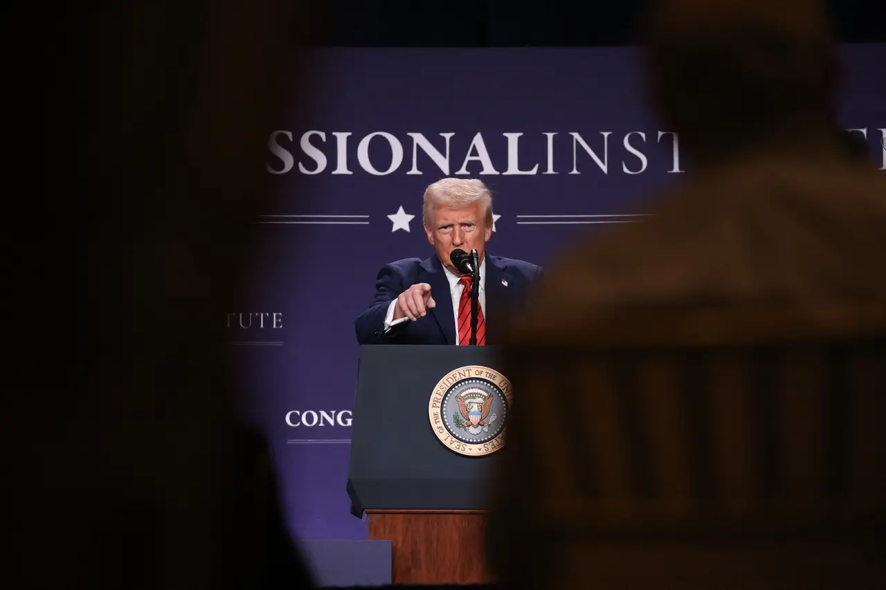 Imagem da notícia: Trump demite funcionários do Departamento de Justiça que o investigaram