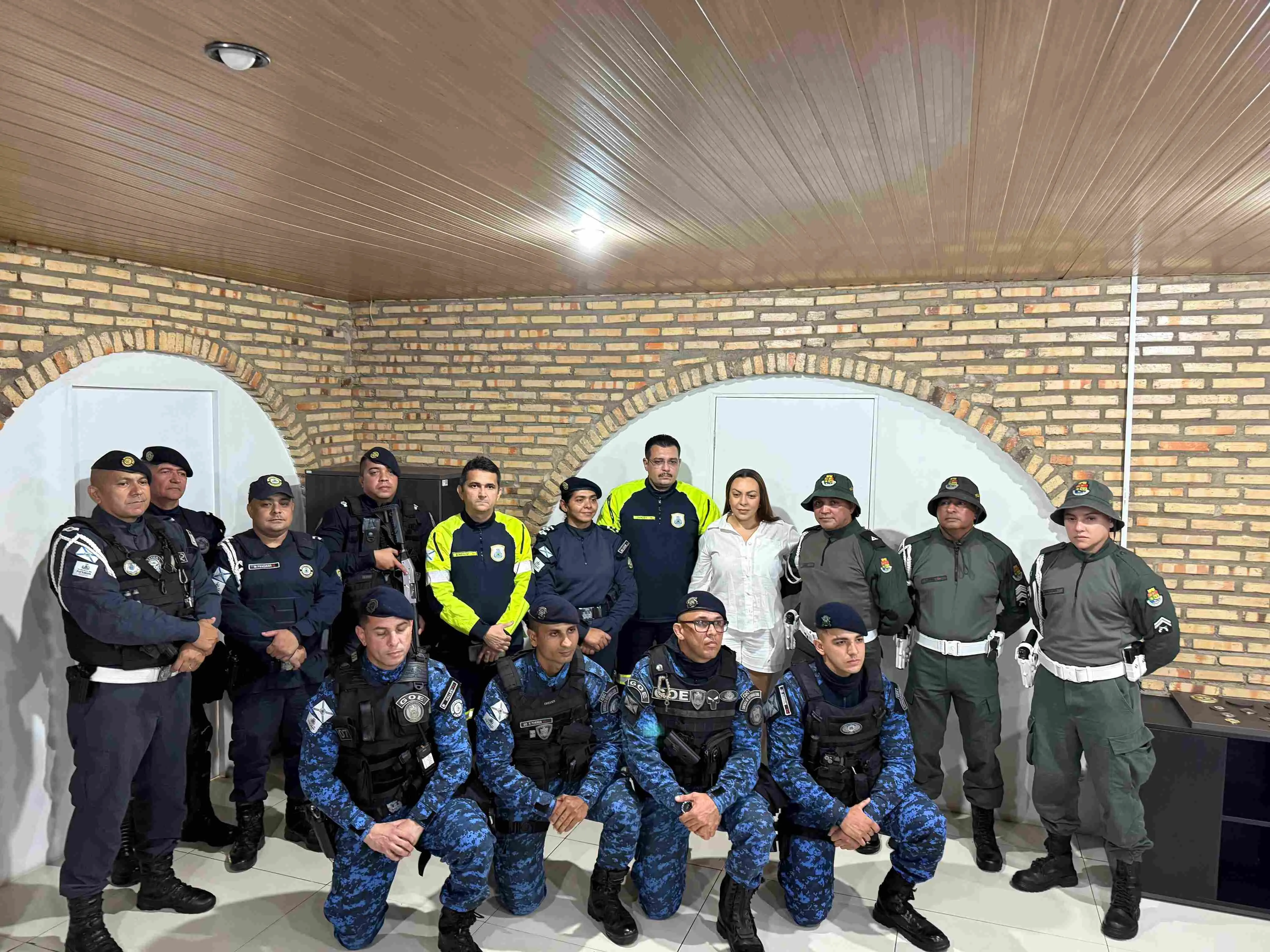 Imagem da notícia: Laninha Show se emociona em reencontro com agentes de segurança que a salvaram de sequestro 