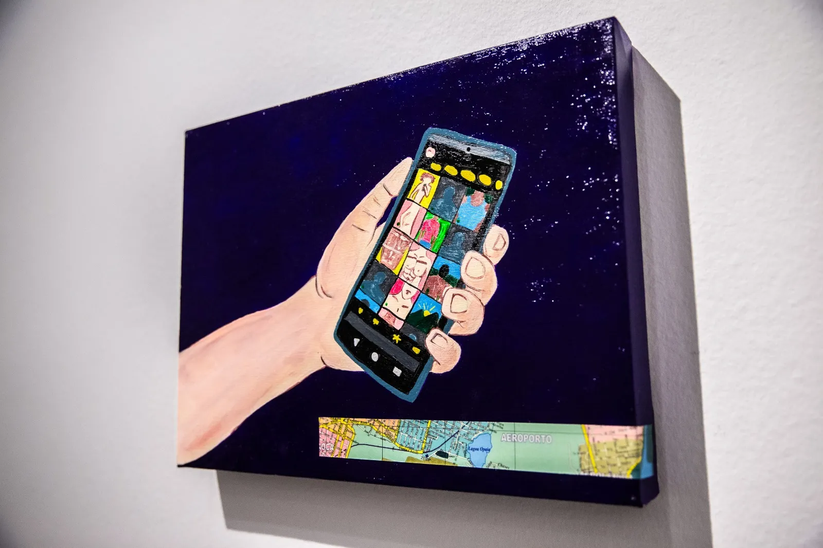 Exposição também explora temas como afeto e desejo em tempos de app de pegação