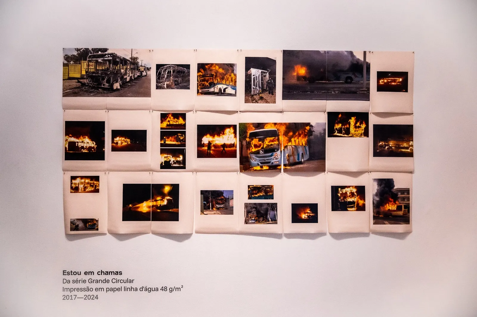 Fotografias da obra 'Estou em chamas' refletem sobre as dinâmicas de poder nas cidades
