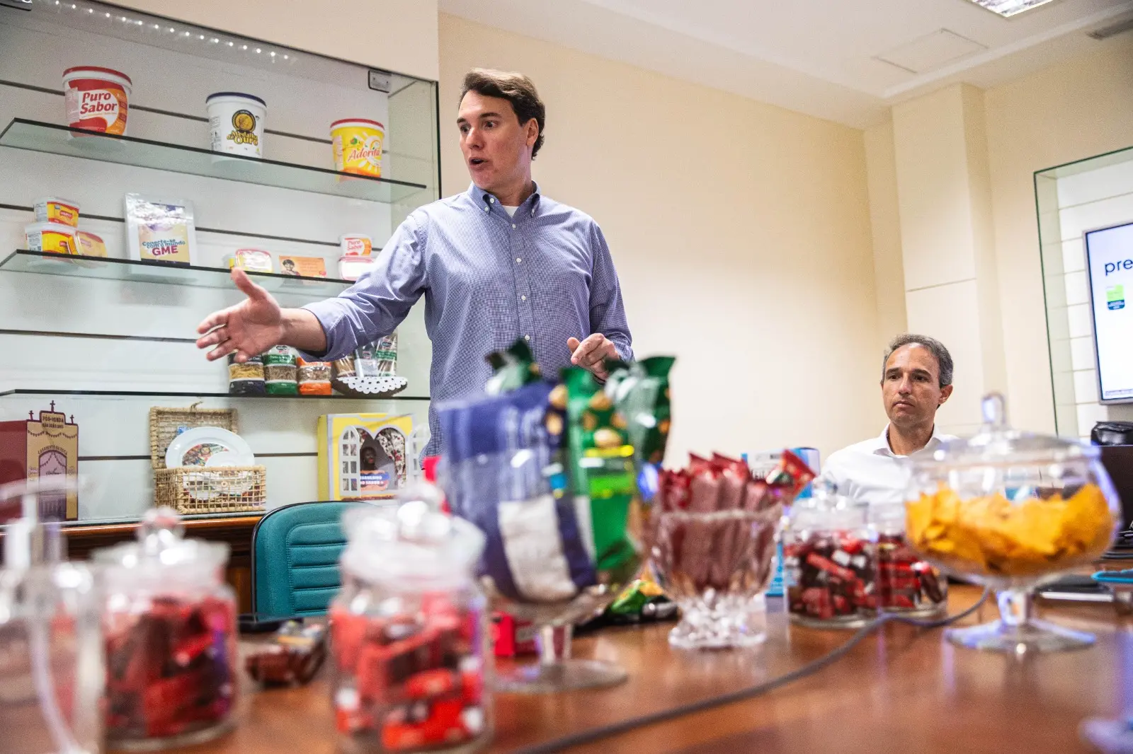 Gustavo Theodozio, vice-presidente de Investimentos da M. Dias Branco em sala com diversos produtos espalhados numa mesa