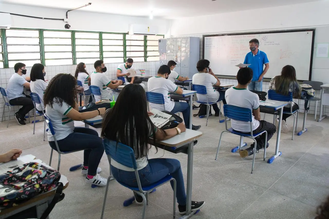 Imagem da notícia: Elmano confirma que professores da rede estadual do Ceará terão piso salarial reajustado