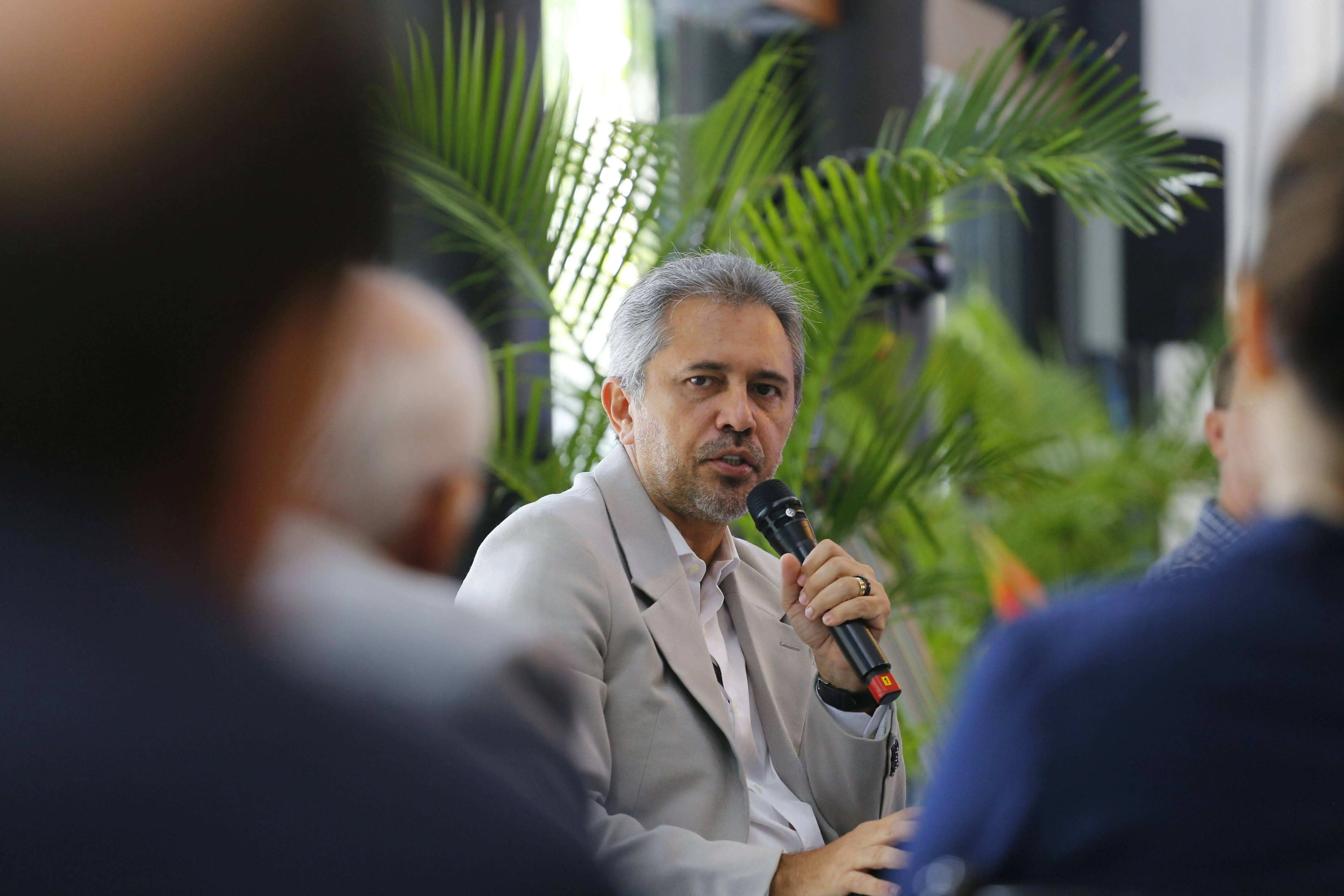 Imagem da notícia: 'Nunca imaginei que no IJF ia faltar almoço, isso nunca me foi trazido', diz Elmano sobre crise em Fortaleza