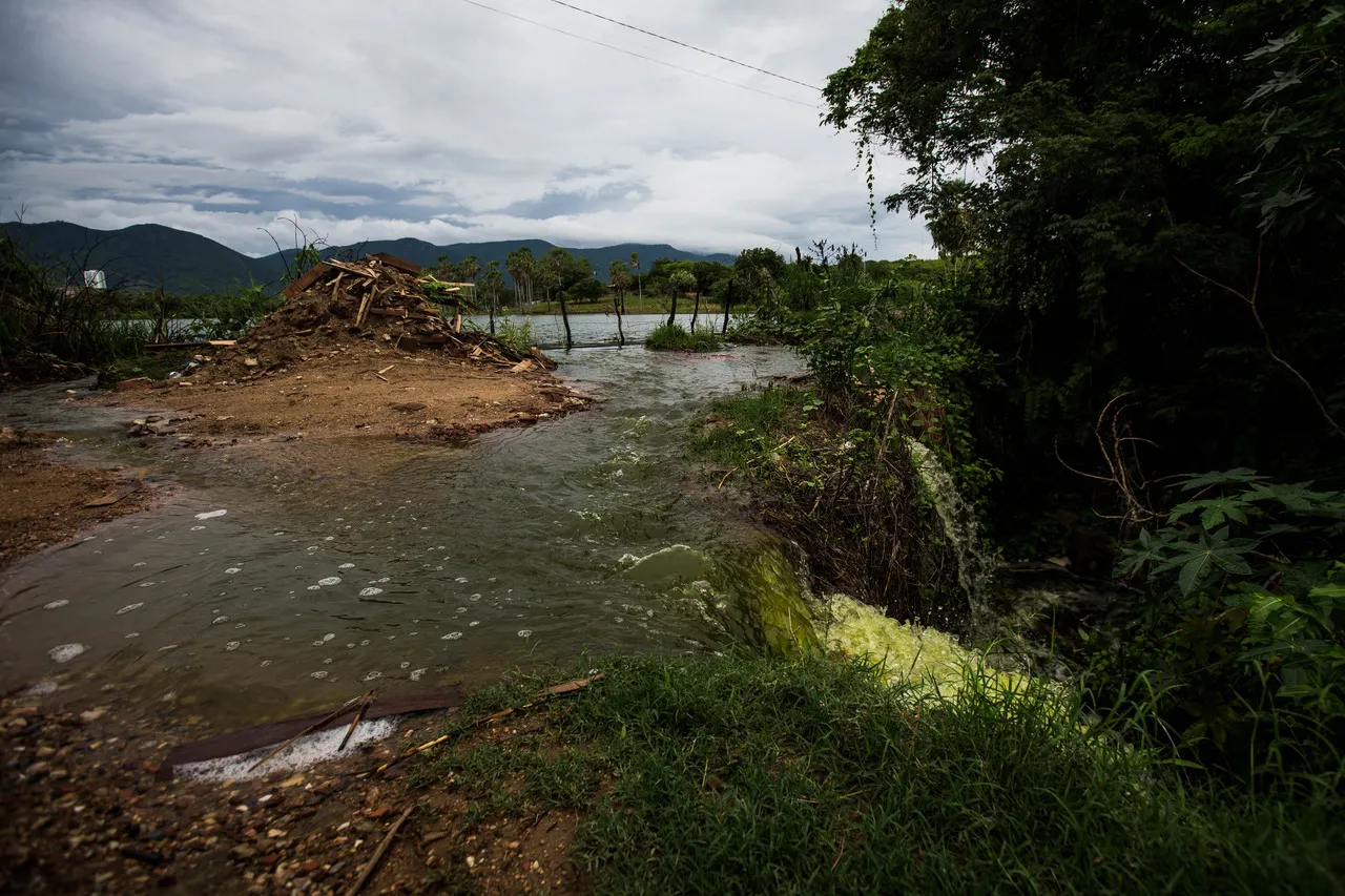 Lixo e entulho obstruem a passagem no sangradouro do Javan, em Sobral