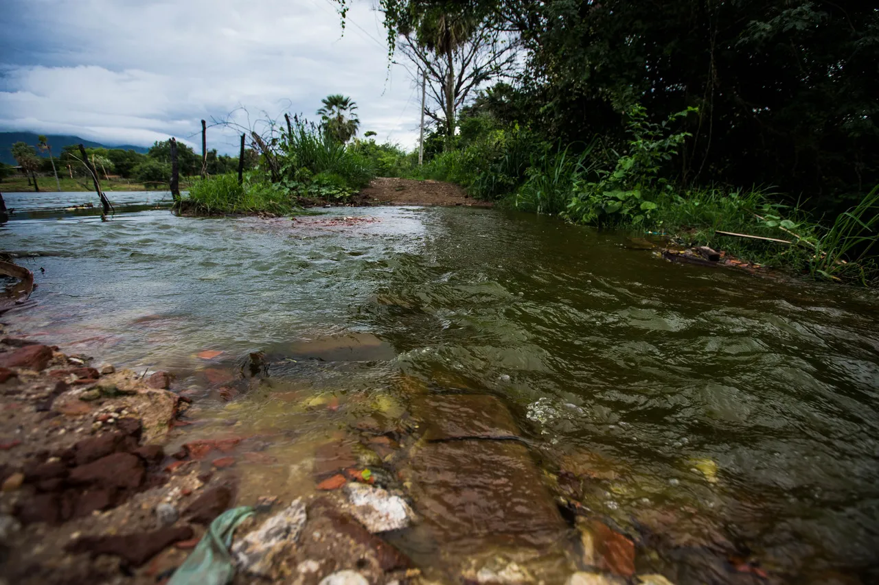 Moradores temem que água cubra parede do Javan