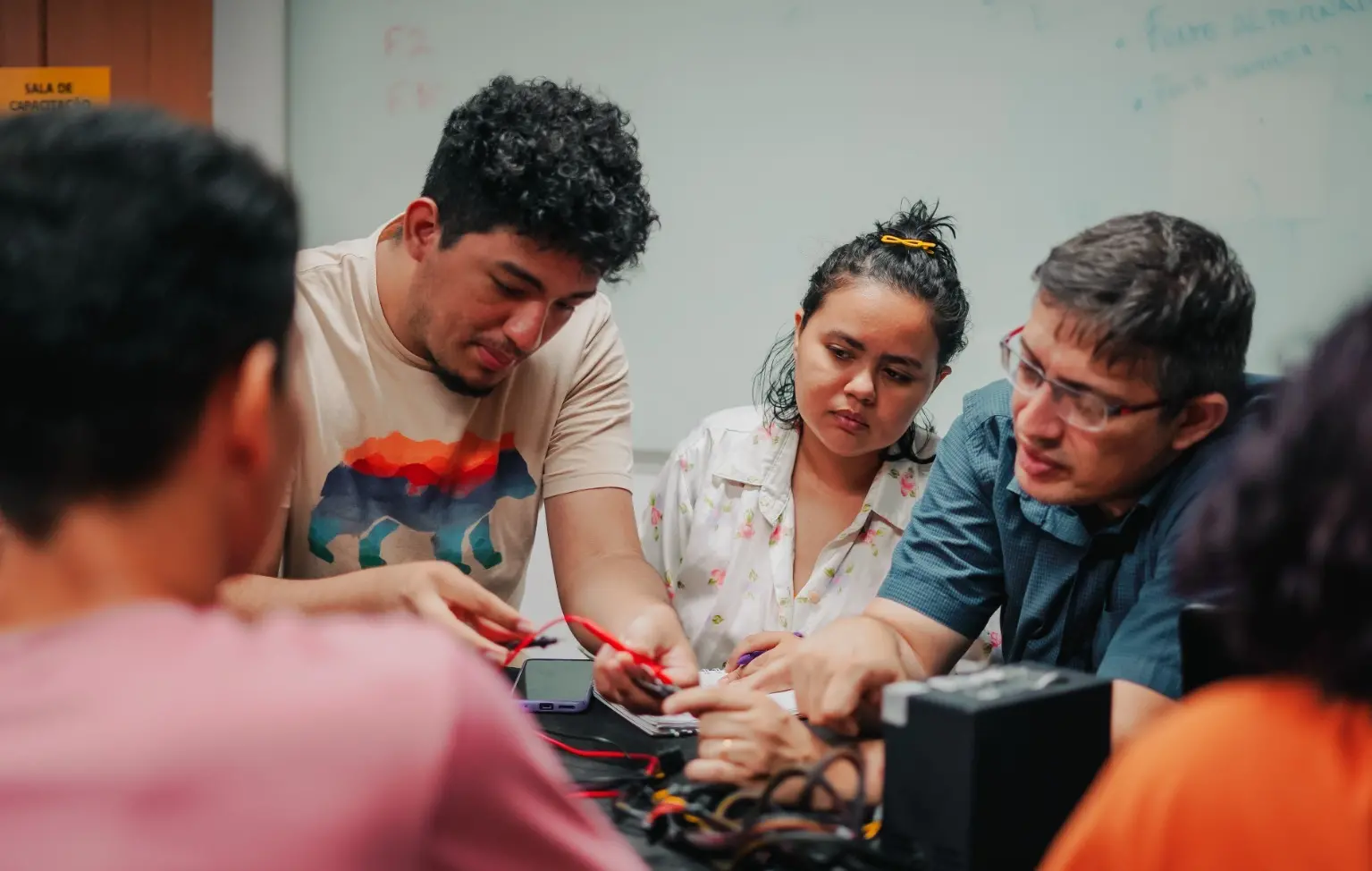 Imagem da notícia: Prefeitura de Fortaleza oferece 50 vagas para curso gratuito de manutenção e montagem de computadores; veja onde