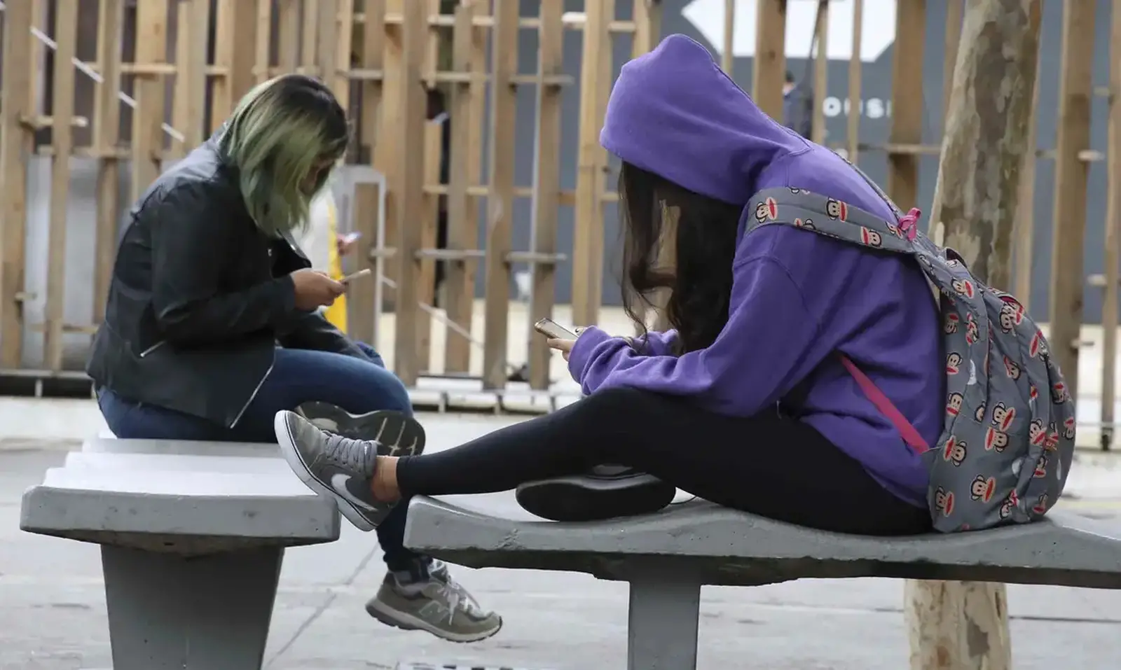Imagem da notícia: De recolhimento a punições: como escolas do CE estão se adaptando para cumprir lei e proibir o uso de celular