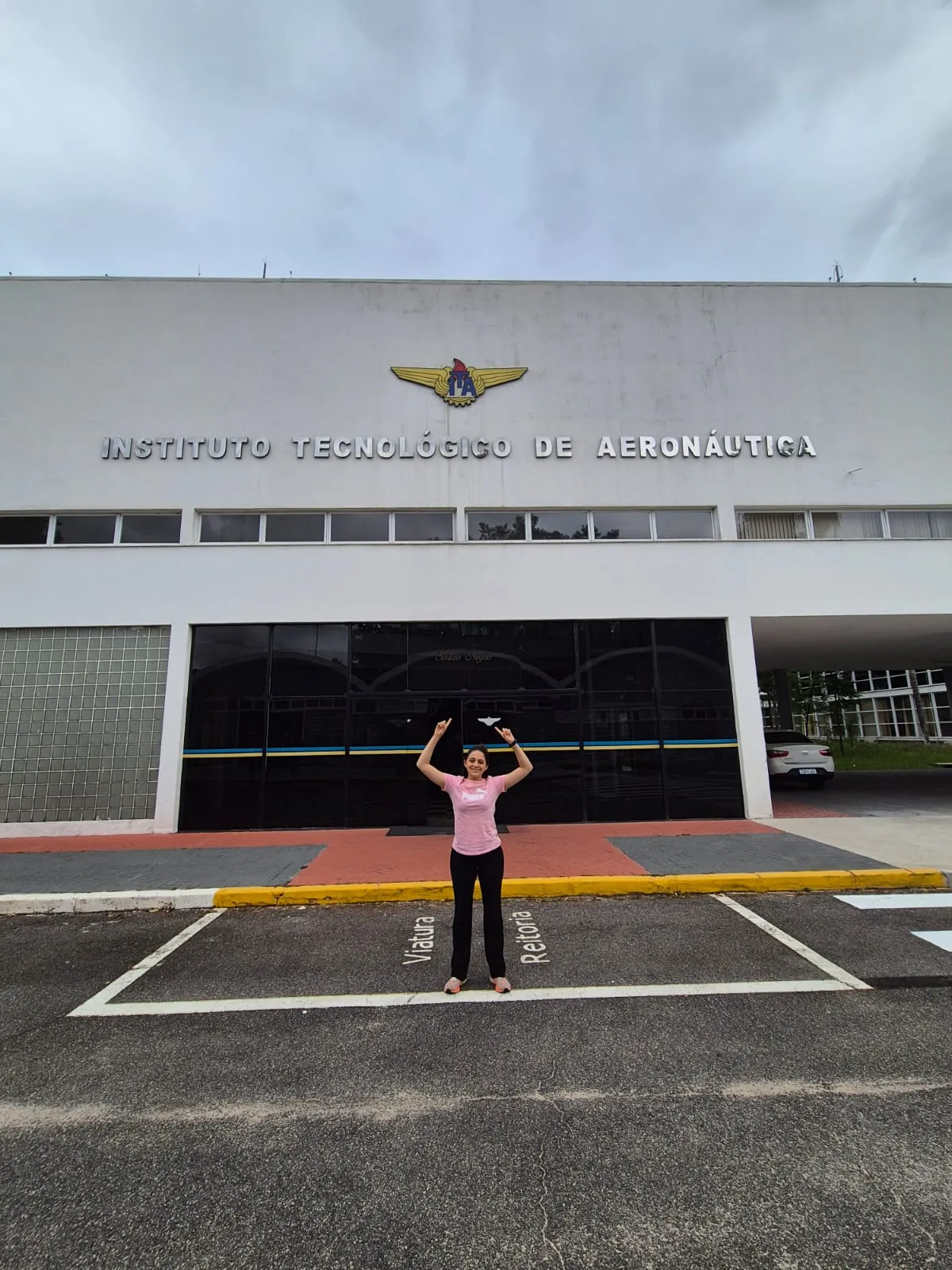 Giovanna no campus do ITA em São José dos Campos, São Paulo