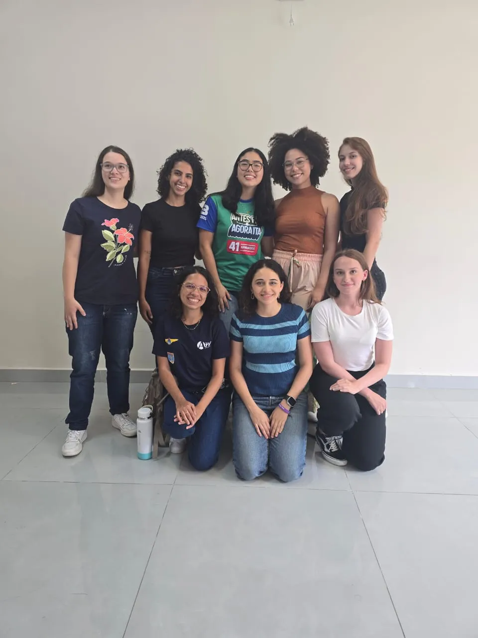Giovanna ao lado de meninas aprovadas no vestibular do ITA 2025
