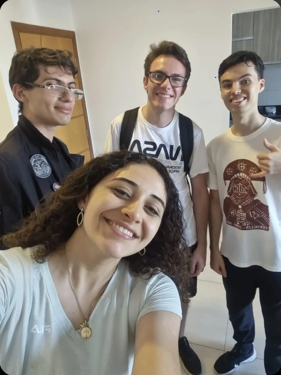 Giovanna e os amigos com quem fez curso preparatório para o ITA; os quatro estão aprovados
