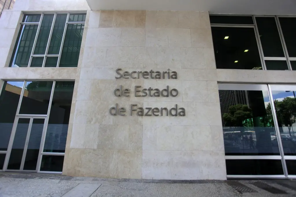 Imagem da notícia: Sefaz RJ divulga editais com 240 vagas e salários de até R$ 27 mil; veja como se inscrever