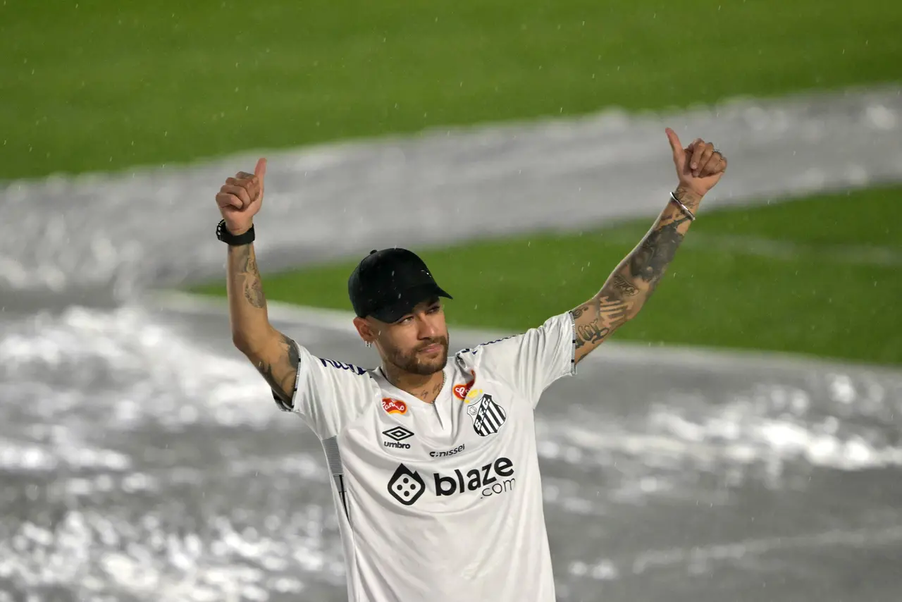 Imagem da notícia: Neymar é apresentado na Vila Belmiro e se emociona em volta ao Santos: 'Um dia muito especial para mim'