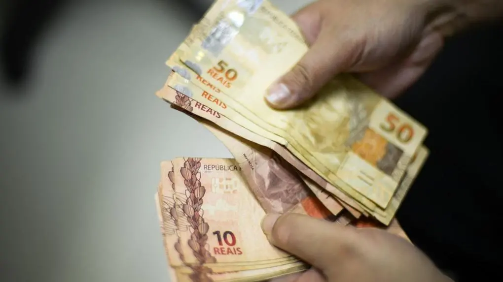 Imagem da notícia: Salário mínimo com valor reajustado passa a ser pago em todo o País neste sábado (1º)