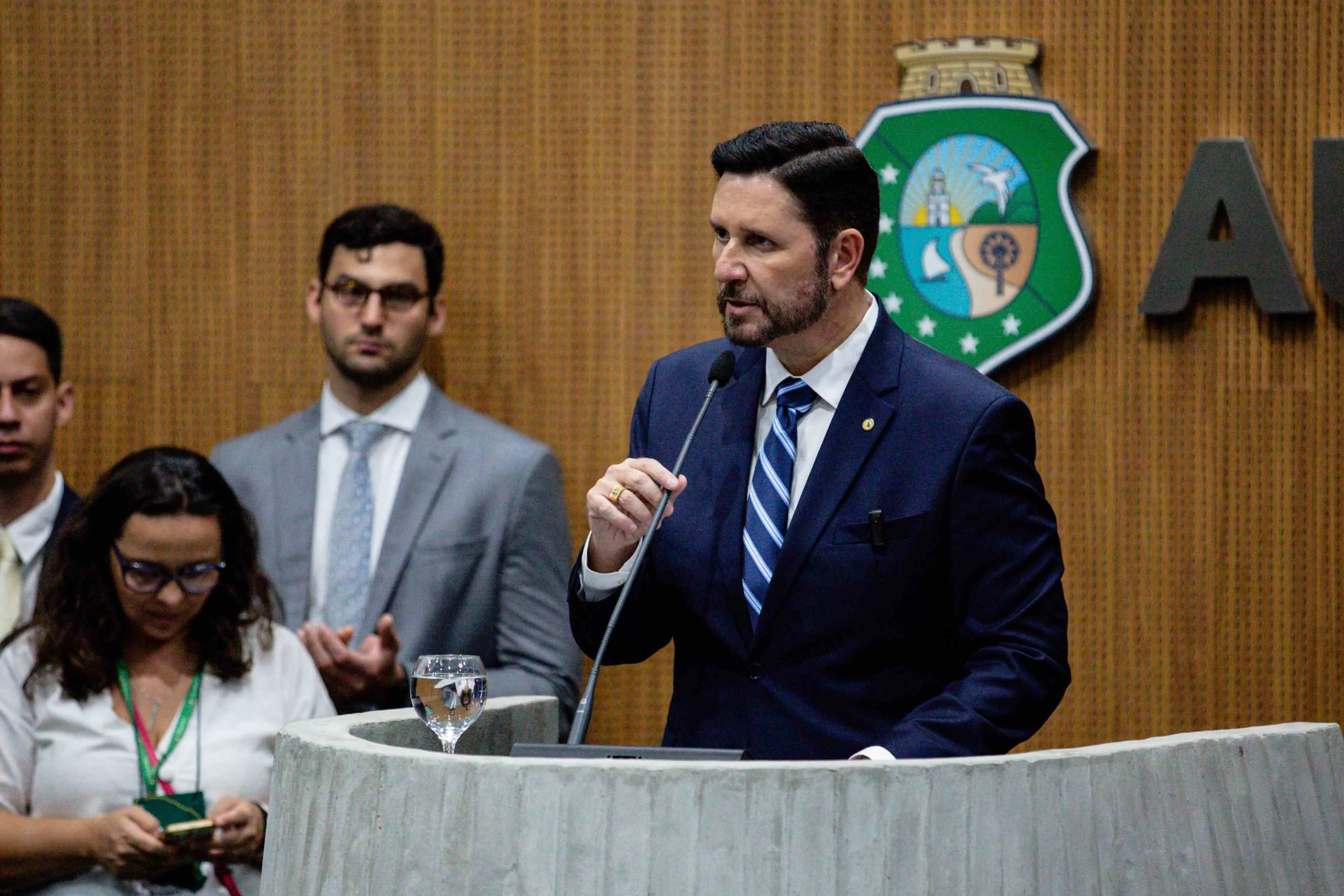 Imagem da notícia: Romeu Aldigueri toma posse como presidente da Alece e promete 'mediação' para evitar debates eleitorais antecipados